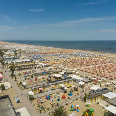 La spiaggia di Marebello a pochi passi dall’Hotel Andrea’s Vista panoramica della spiaggia di Marebello a Rimini con stabilimenti balneari e ombrelloni vicino all’Hotel Andrea’s